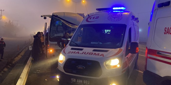 Midibüs ile tırın çarpıştığı kazada 12 kişi yaralandı