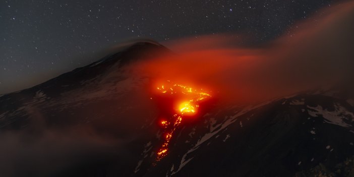 Etna Yanardağı lav ve kül püskürtüyor