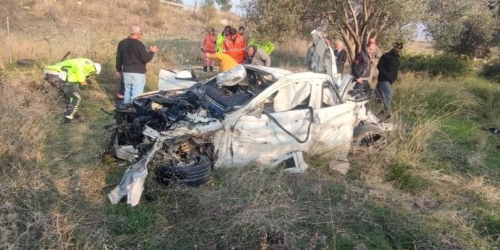 Kaza yapan araç hurdaya döndü, içindekiler yaralı kurtuldu