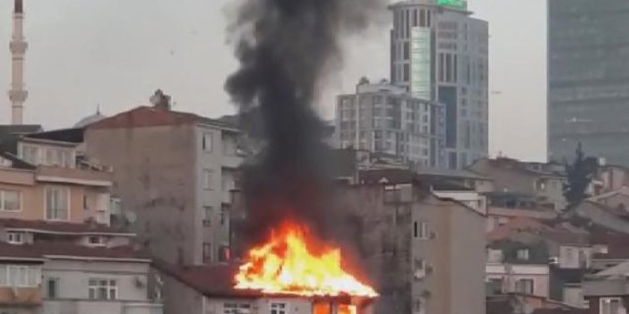 Kağıthane'de 5 katlı binanın çatı katında yangın