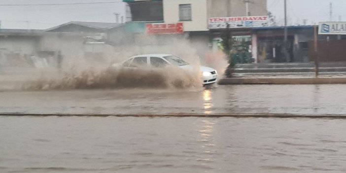 Şanlıurfa'da sağanak: Cadde ve sokakları su bastı
