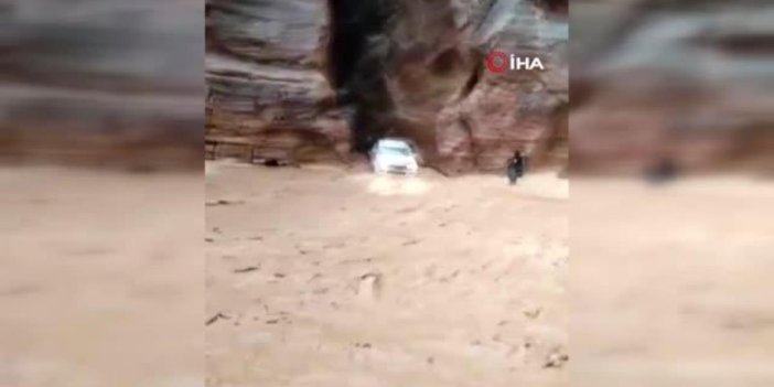 Petra Antik Kenti'nde sel: Turistler tahliye edildi
