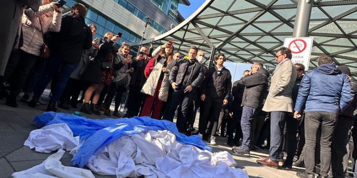 Doktorlar Fahrettin Koca'yı hastanesi önünde protesto etti