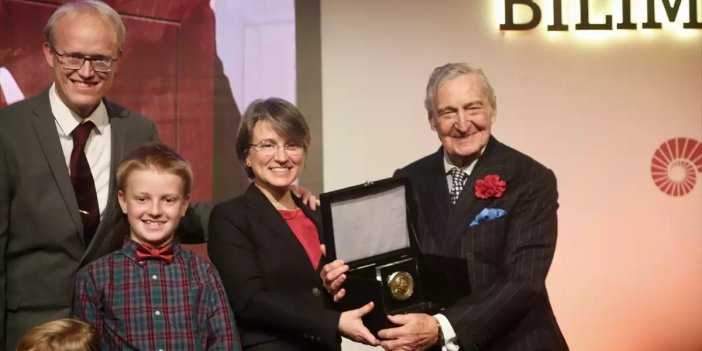 Prof. Bilge Yıldız'a bilim madalyası Rahmi Koç tarafından verildi