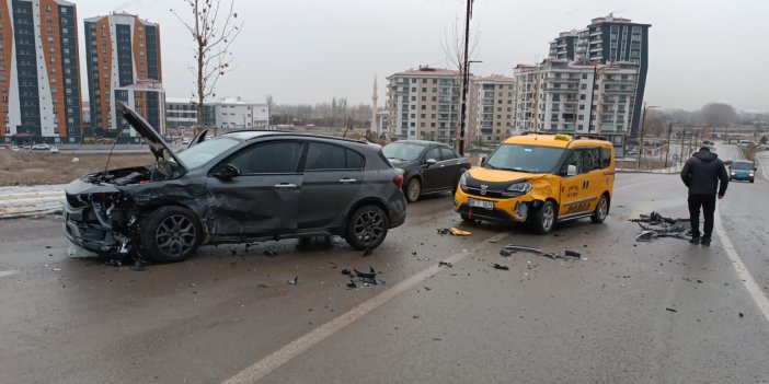 Sivas'ta zincirleme trafik kazası: Biri polis 4 kişi yaralandı