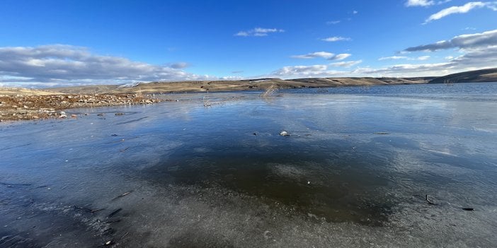 Kars Barajı Gölü soğukların etkisiyle kısmen dondu