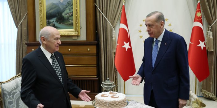 Saray’da özel buluşma. Erdoğan'dan pasta Bahçeli'den gül