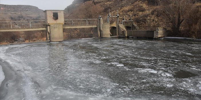 Kars'taki eski HES barajının yüzeyi dondu