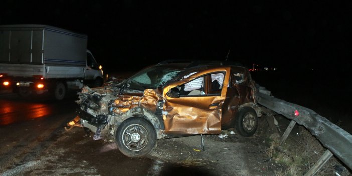 Sivas'ta tır ve otomobil çarpıştı: 2 kişi yaralandı