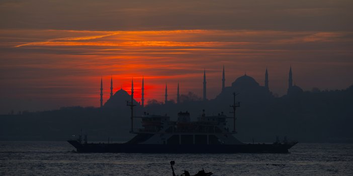 İstanbul'da günbatımı. Manzaraya bakan gözlerini alamıyor