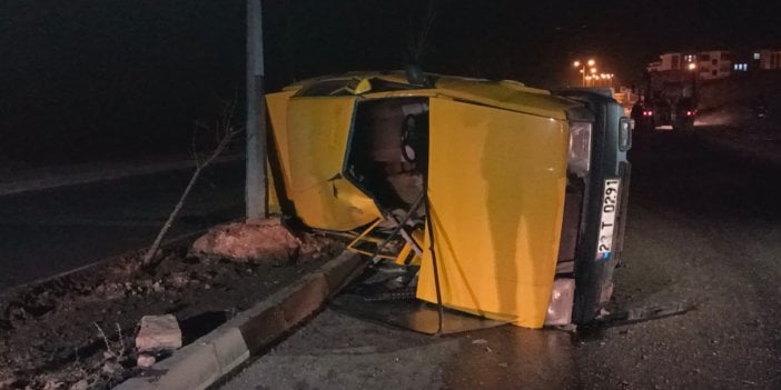 Elazığ'da refüje çıkan taksi yan yattı: 3 yaralı