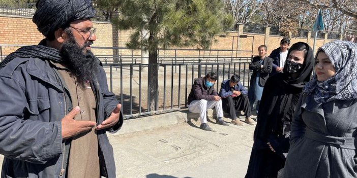 Kadınlara üniversite yasağının ardından Afgan akademisyen Taliban’a meydan okudu.