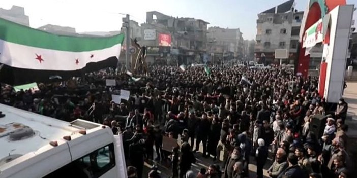 Suriyeliler Ankara-Şam görüşmesini protesto ettiler