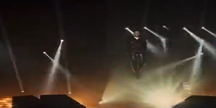 Şarkıcı Edis 'O Ses Türkiye' sahnesine uçarak indi