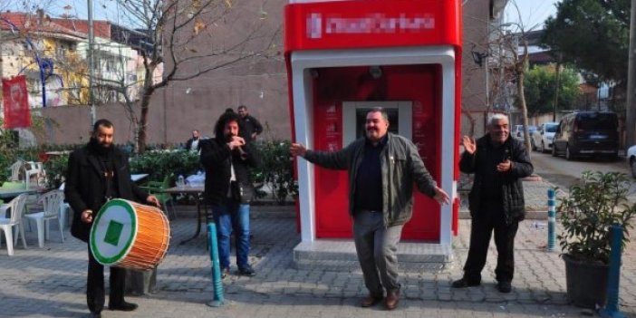 Mahalleye kurulan ATM'ye 'davullu zurnalı' kutlama 