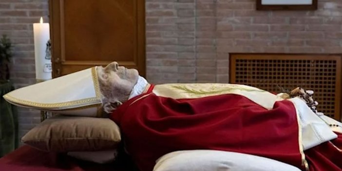 Eski Papa Benedikt’in cenazesi sergilendi