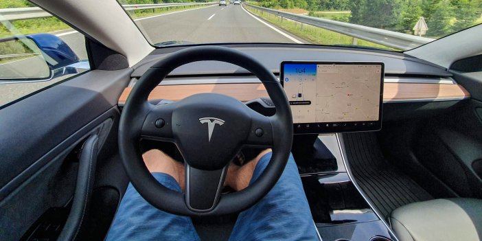 Sürücüsü uyuyan Tesla 110 kilometre hızla 15 dakika boyunca polisten kaçtı