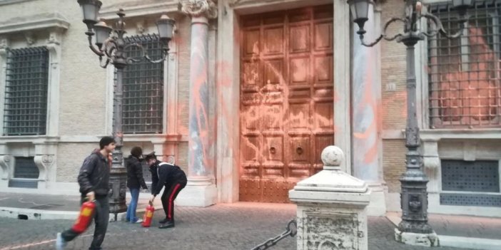 İtalya’da iklim aktivistlerinden Senato binasına boyalı saldırı 5 gözaltı