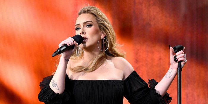Adele konserde açıkladı: Hastalığım yüzünden zor yürüyorum