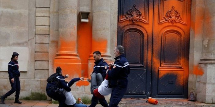 Fransa'da iklim aktivistleri Başbakanlık binasını sprey boyalarla hedef aldı