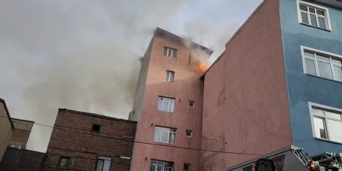 Bir binanın çatı katı alev alev yandı