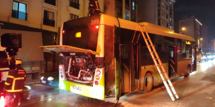 Belediye otobüsünün motorunda çıkan yangın korkuttu 