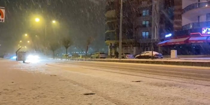 Elazığ'ın merkezine mevsimin ilk karı yağdı