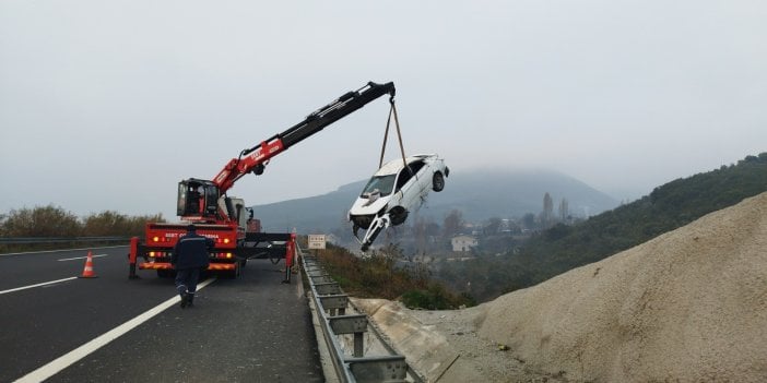 Otomobil bariyerleri aşıp şarampole uçtu: 4 yaralı