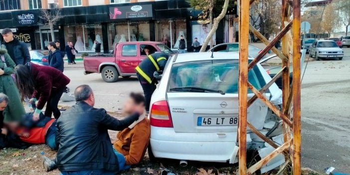 Çarpmanın etkisiyle savrulan otomobil anne ve oğlunu ezdi: 6 yaralı