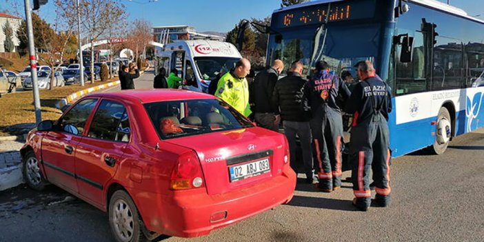 Otomobil ile belediye otobüsü çarpıştı: 4 yaralı