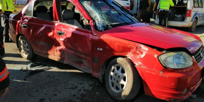 Kırmızı ışıkta geçen otomobile otobüs çarptı: 4 yaralı