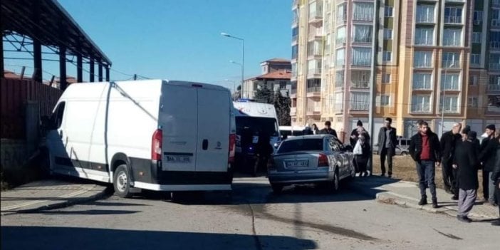 Minibüs ile otomobil çarpıştı: 2 yaralı