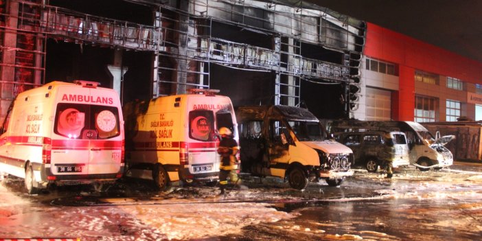Oto servisinde yangın çıktı, 10 araç alev alev yandı 