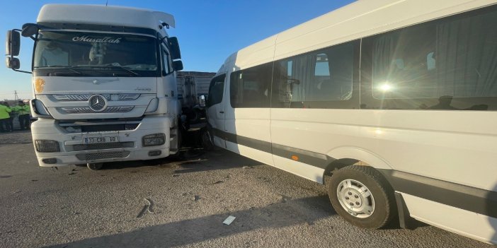 Adana'da tırla çarpışan minibüsteki 18 kişi yaralandı