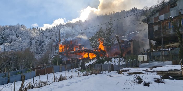 Rize'de feci yangın: Kardan dolayı ekipler ulaşamadı, 2 ev yandı