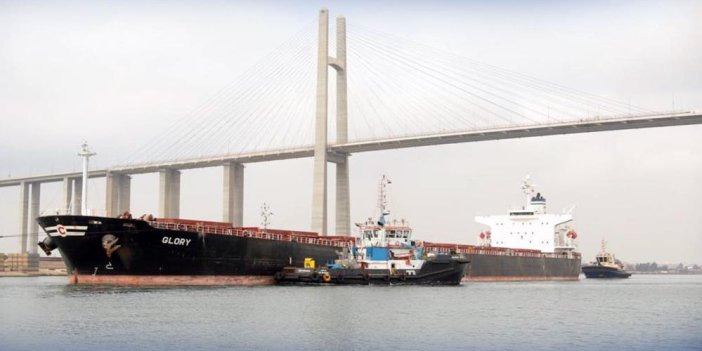Süveyş Kanalı’nda karaya oturan gemi kurtarıldı