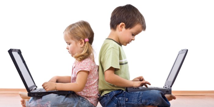 Uzmanından ailelere uyarı. Çocuklar internette ne kadar vakit harcamalı?