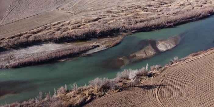 Türkiye'nin en hızlı akan nehirlerinden Karasu'da su seviyesi düştü