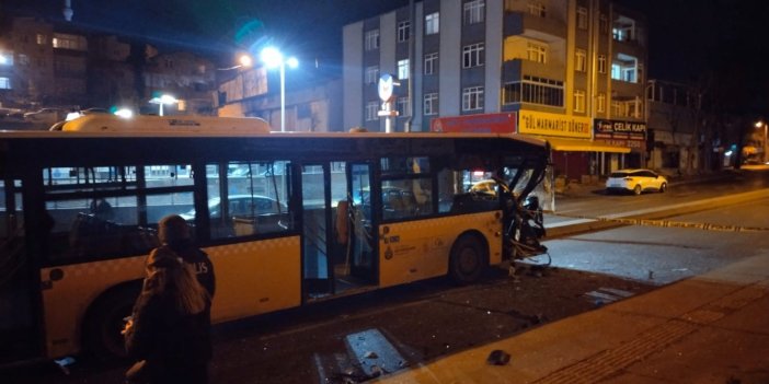 Ümraniye'de İETT otobüsü ile otomobil çarpıştı: 1'i ağır 5 yaralı