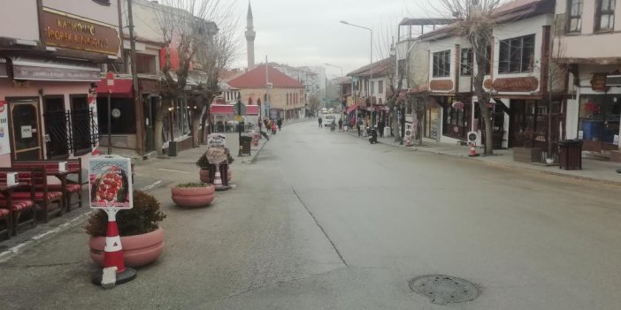 Eskişehir'in tarihi bölgesi Odunpazarı'nda in cin top oynuyor