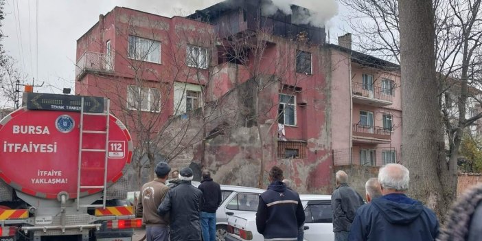 Bursa’da binanın çatı katı alev alev yandı