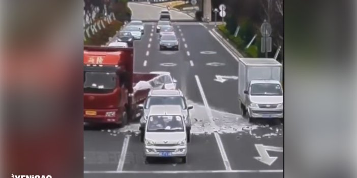 Medeniyet böyle bir şey. Savrulan kamyondan dökülen balıkları trafiktekiler el birliği ile topladı