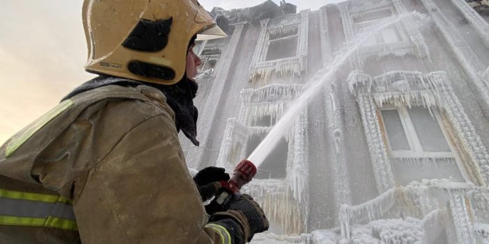 Eksi 30 derecede yangın çıkarsa… Bina tamamen buz tuttu