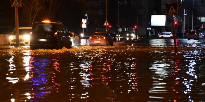Sivas'ta içme suyu hattı patladı, cadde ve sokakları su bastı