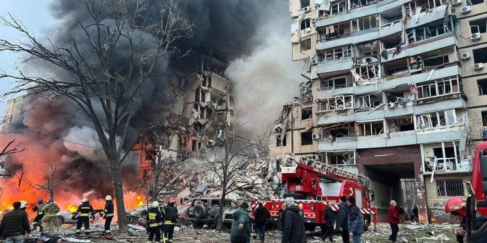 Rusya'dan Ukrayna'ya füze saldırısı. Sivillerin bulunduğu binalar yerle bir oldu