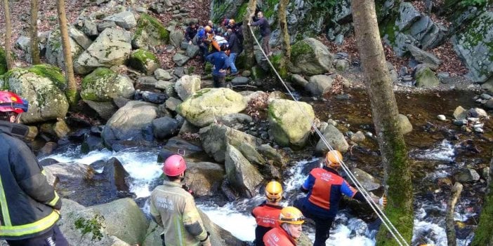 Odun toplarken uçurumdan yuvarlanarak ayağını kıran kişi nefes kesen operasyonla kurtarıldı