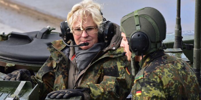 Ukrayna'daki savaş Alman Savunma Bakanı'nı koltuğundan etti