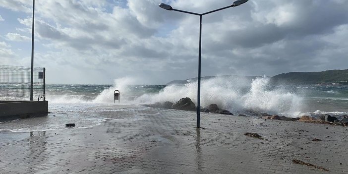 Çanakkale'de fırtına, deniz ulaşımını olumsuz etkiledi