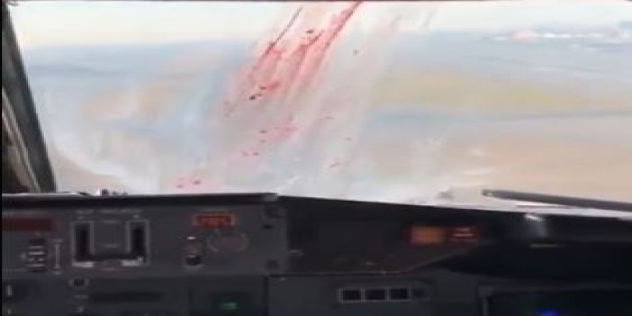 Yolcu uçağın camı bir anda kan oldu. Korku dolu anlar
