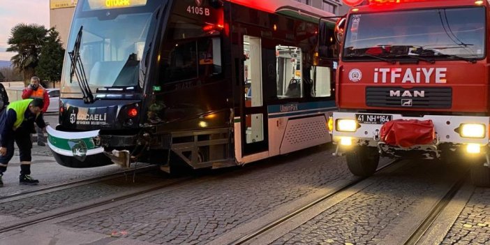 Ticari taksi ile tramvay çarpıştı: 3 yaralı